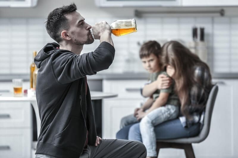 Как напугать алкоголика, чтобы он бросил пить || Семейная практика
