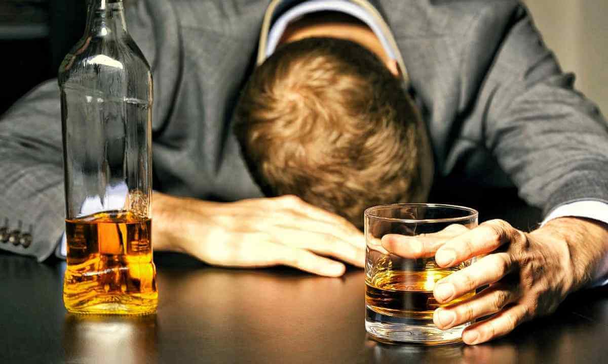 чому людина стає алкоголіком
