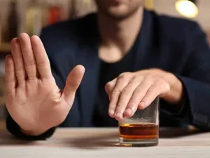 chi-mozhe-alkogolik-samostijno-kinuti-piti
